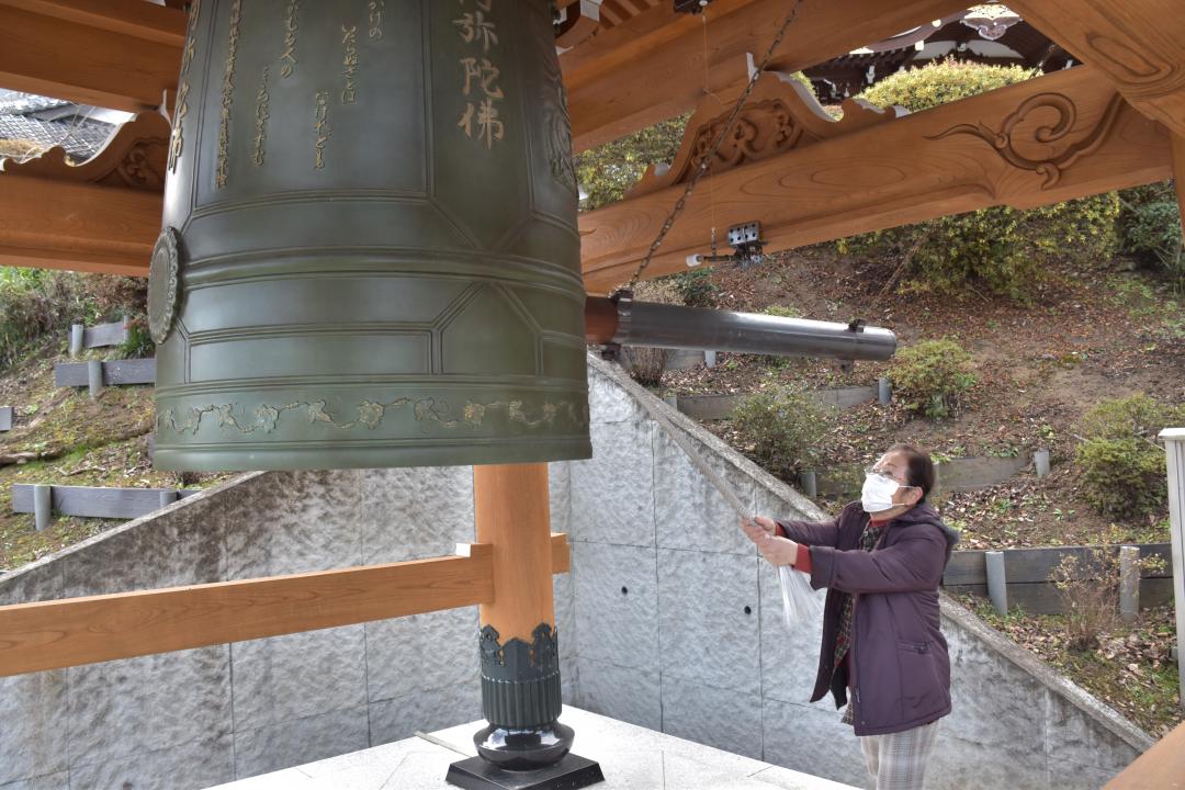 新年への願いを込めて鐘を突く女性=常陸太田市上宮河内町の菊蓮寺