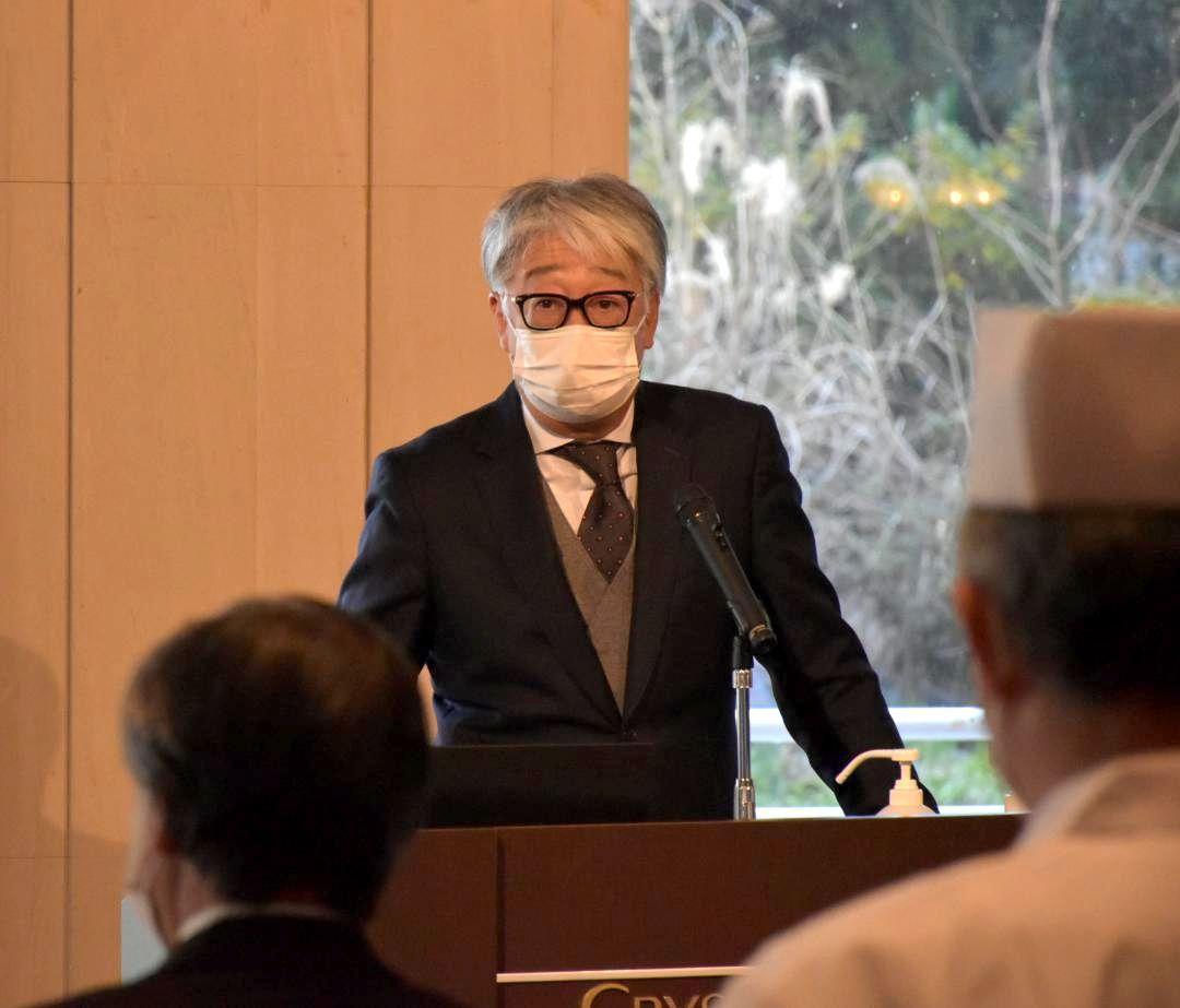 年頭訓示式で社員に呼び掛ける長寿荘の海野泰司社長=4日午前、ひたちなか市大平