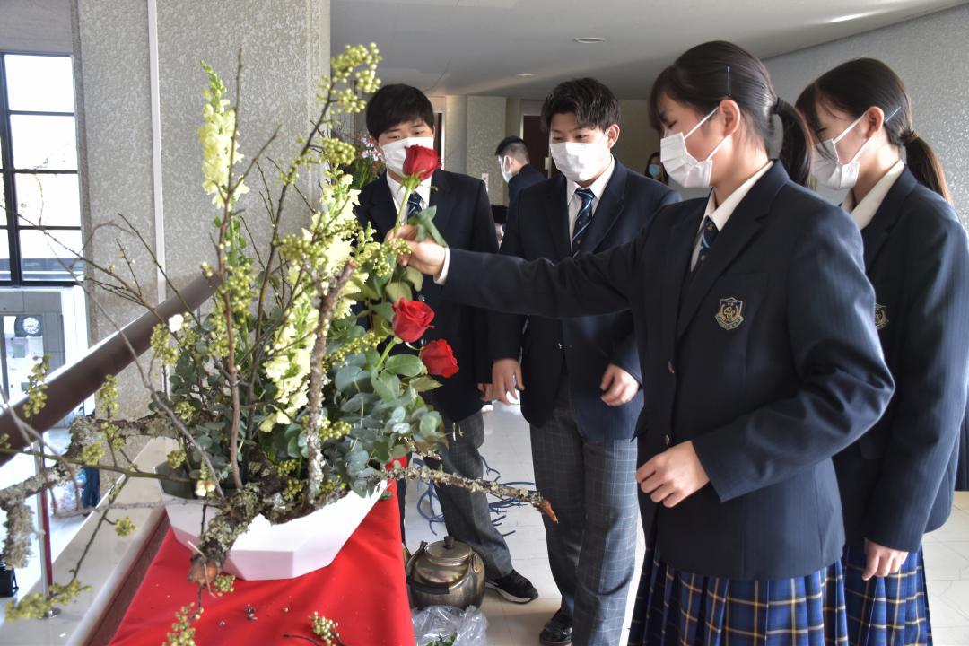 市役所内に飾る生け花に取り組む生徒たち=常陸太田市金井町
