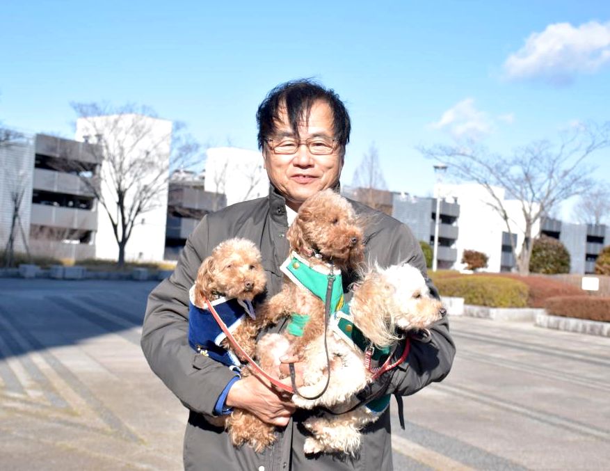 県警の嘱託警察犬に選ばれた(右から)アンズ、エリー、エディを抱きかかえる飼い主の鈴木博房さん=水戸市笠原町
