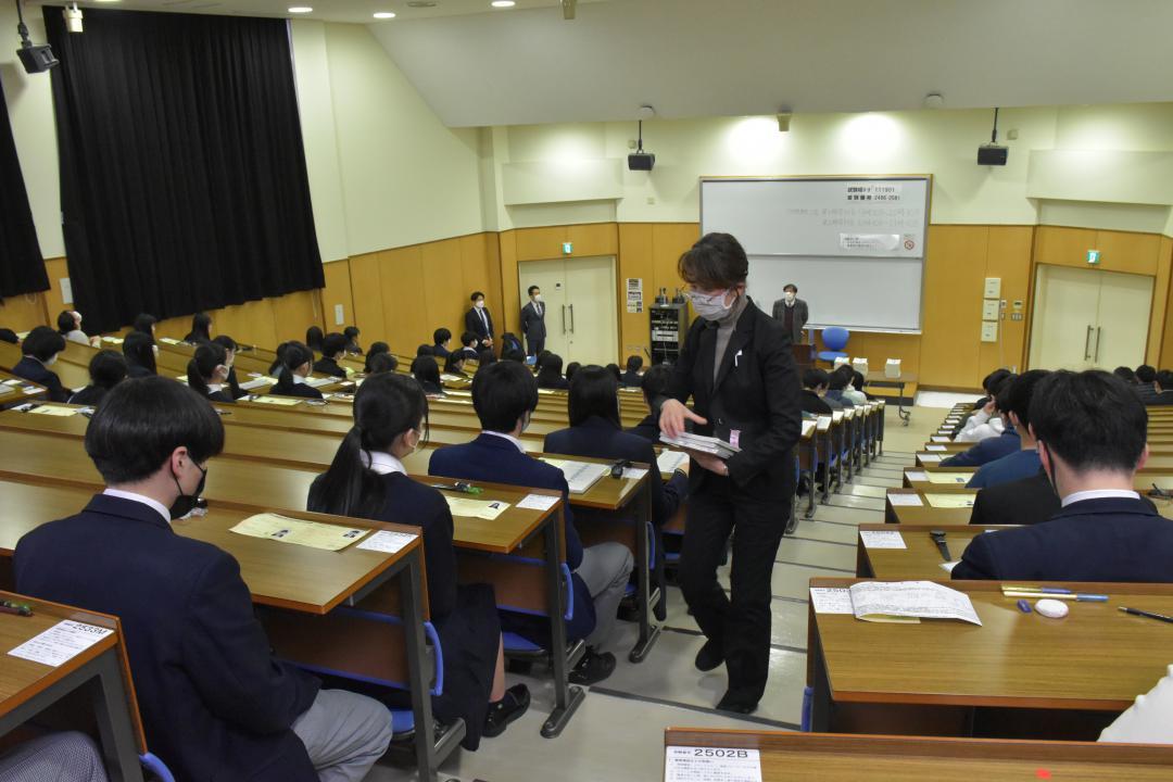 問題が配布される中、静かに試験開始を待つ受験生ら=水戸市文京の茨城大
