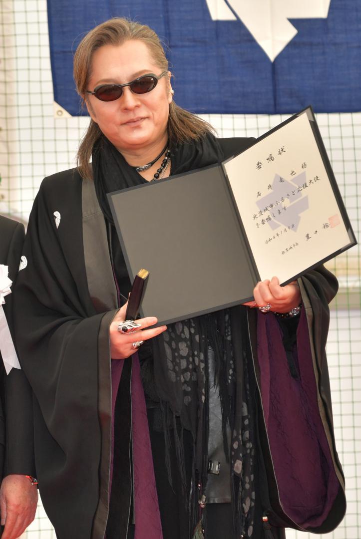 受け取った委嘱状を手に持つ石井竜也さん=北茨城市磯原町磯原、高松美鈴撮影