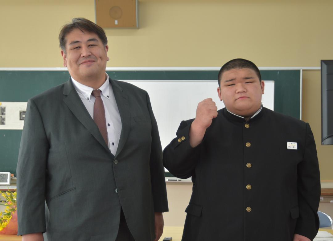 二子山部屋に入門する土浦二中の野口優介。左は師匠の二子山親方=土浦市東真鍋
