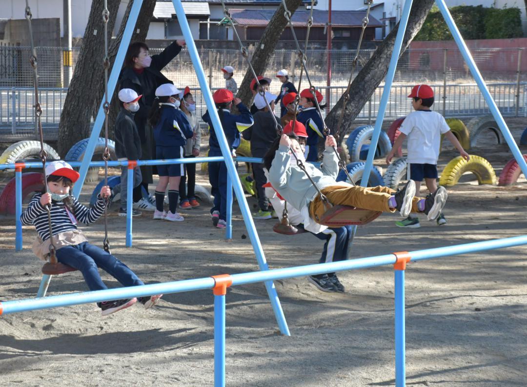 昼休みに校庭で遊ぶ児童。高萩市の子どもは20年で半減し、各小学校の各学年で1～2学級となっている=同市内
