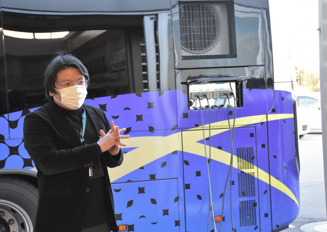 水素燃料電池バスの性能について解説する筑波大の鈴木健嗣教授

