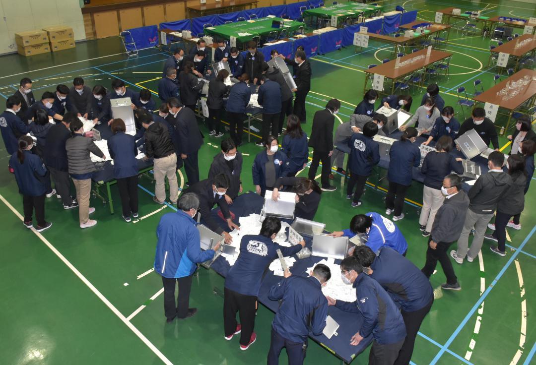 投票率5割を切った市長選の開票作業=2021年11月7日、神栖市溝口

