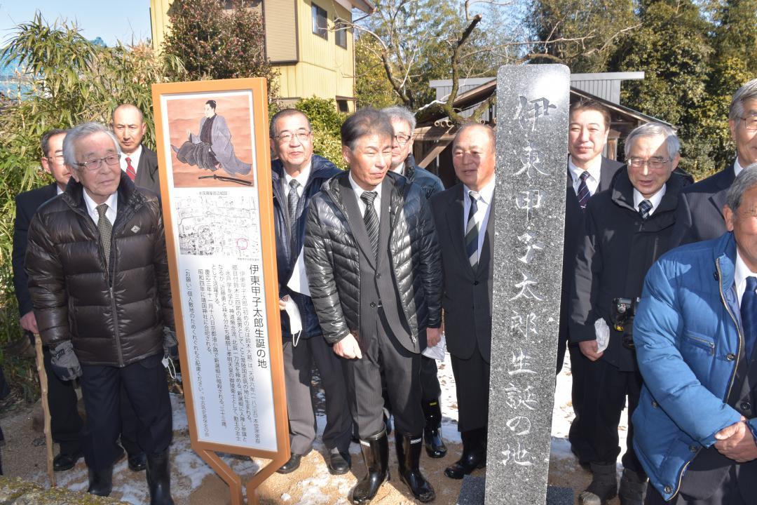 地元有志によって建立、除幕された伊東甲子太郎生誕の地記念碑と説明板=かすみがうら市中志筑
