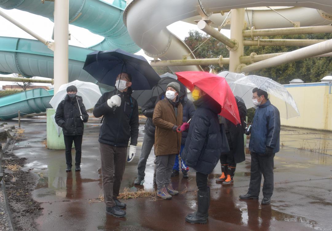 閉鎖した砂沼サンビーチを見て回った視察メンバー=下妻市長塚乙