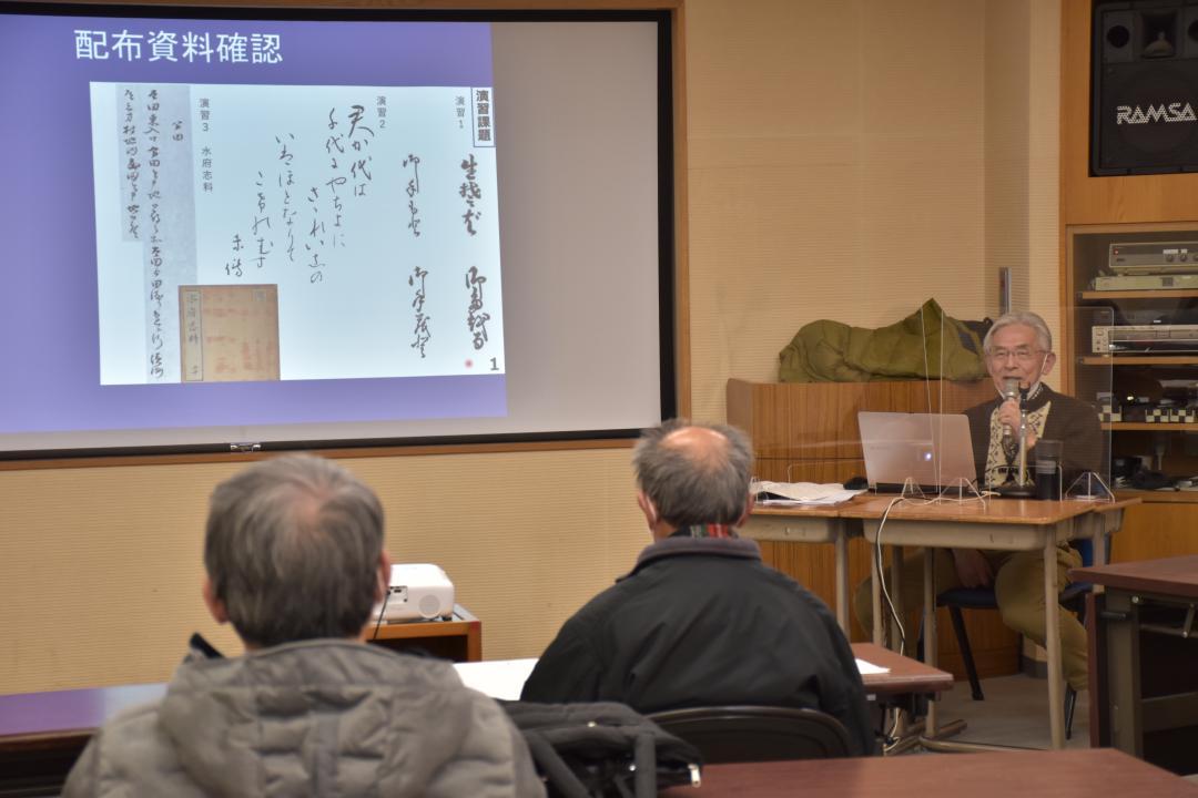 初めて開かれた古文書の解読講座=常陸太田市中城町