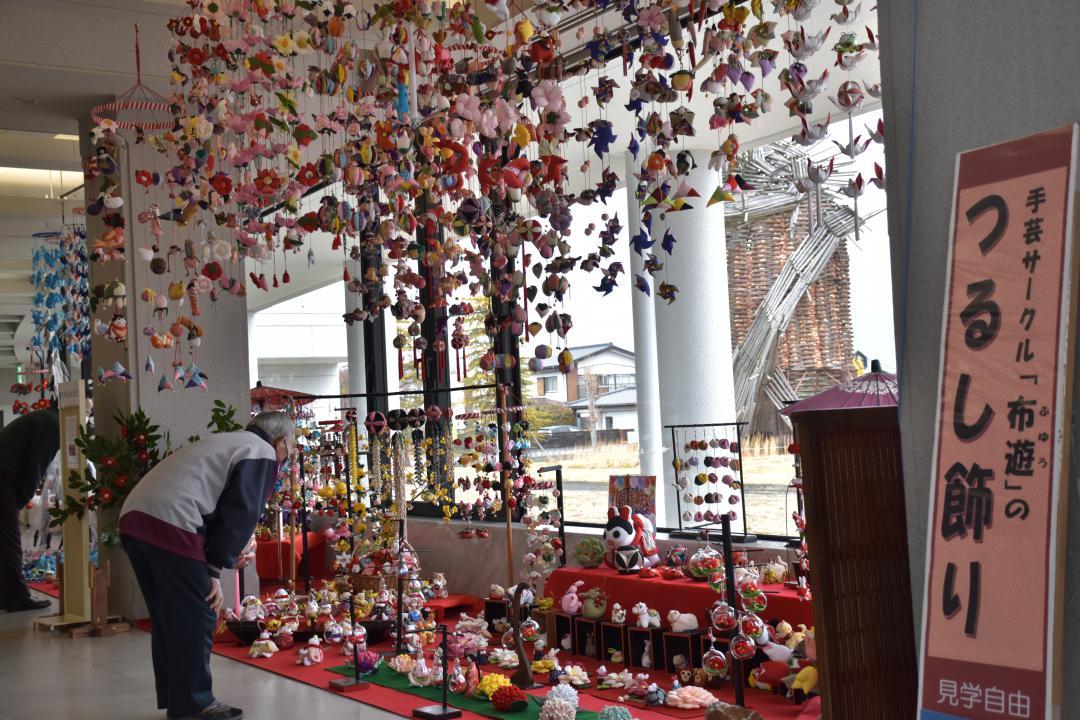 「里川の流れと花」がテーマの「つるし飾り展」=常陸太田市中城町
