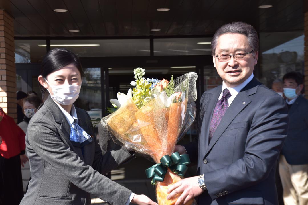 花束を受け取る千葉繁町長(右)=阿見町役場
