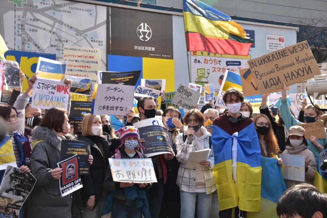 ロシア軍のウクライナ侵攻に抗議する日本在住のウクライナ人ら=JR渋谷駅前
