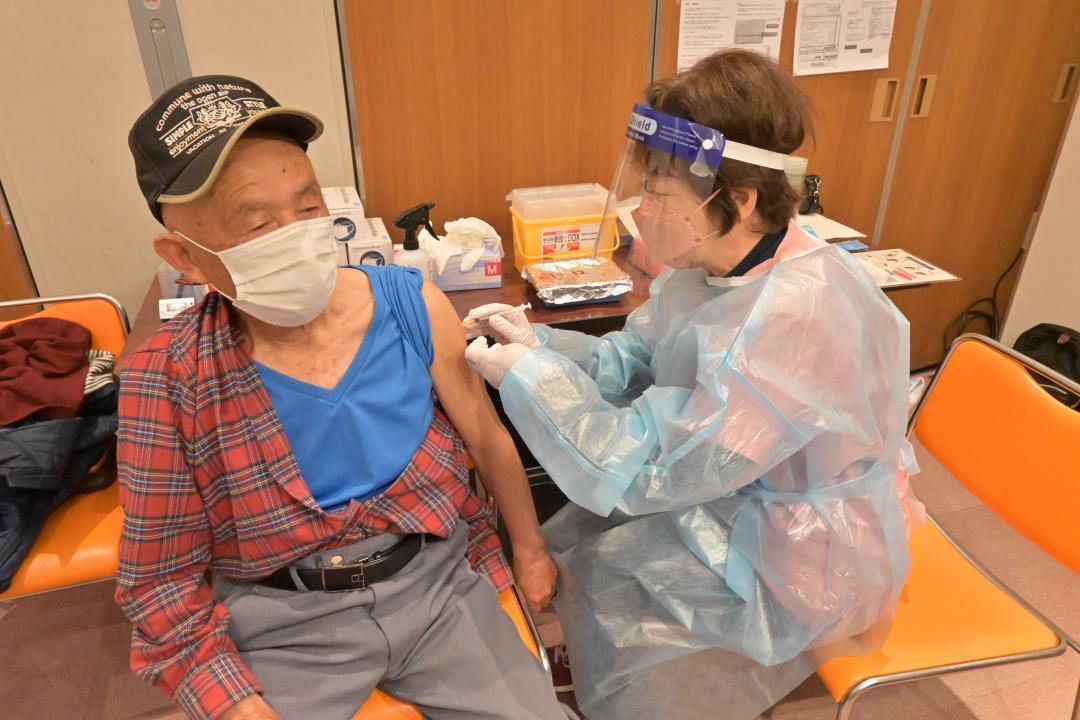 新型コロナワクチンの3回目接種を受ける住民=常陸太田市中城町
