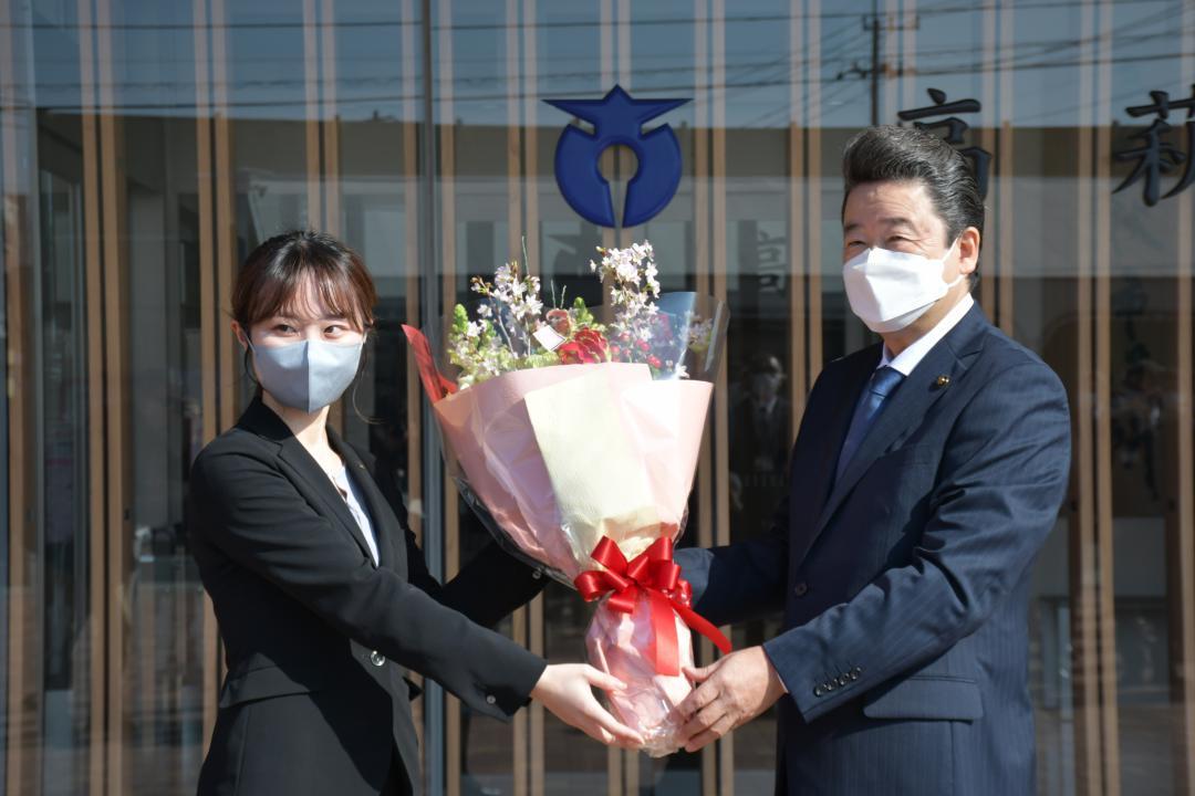 登庁式で職員から花束を贈られる大部勝規高萩市長(右)=同市役所
