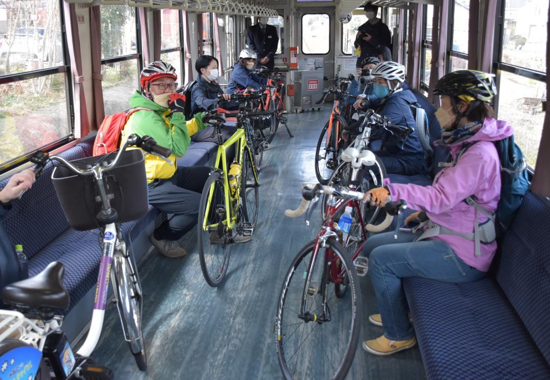 ひたちなか海浜鉄道湊線の車両に自転車とともに乗車する参加者=ひたちなか市大平