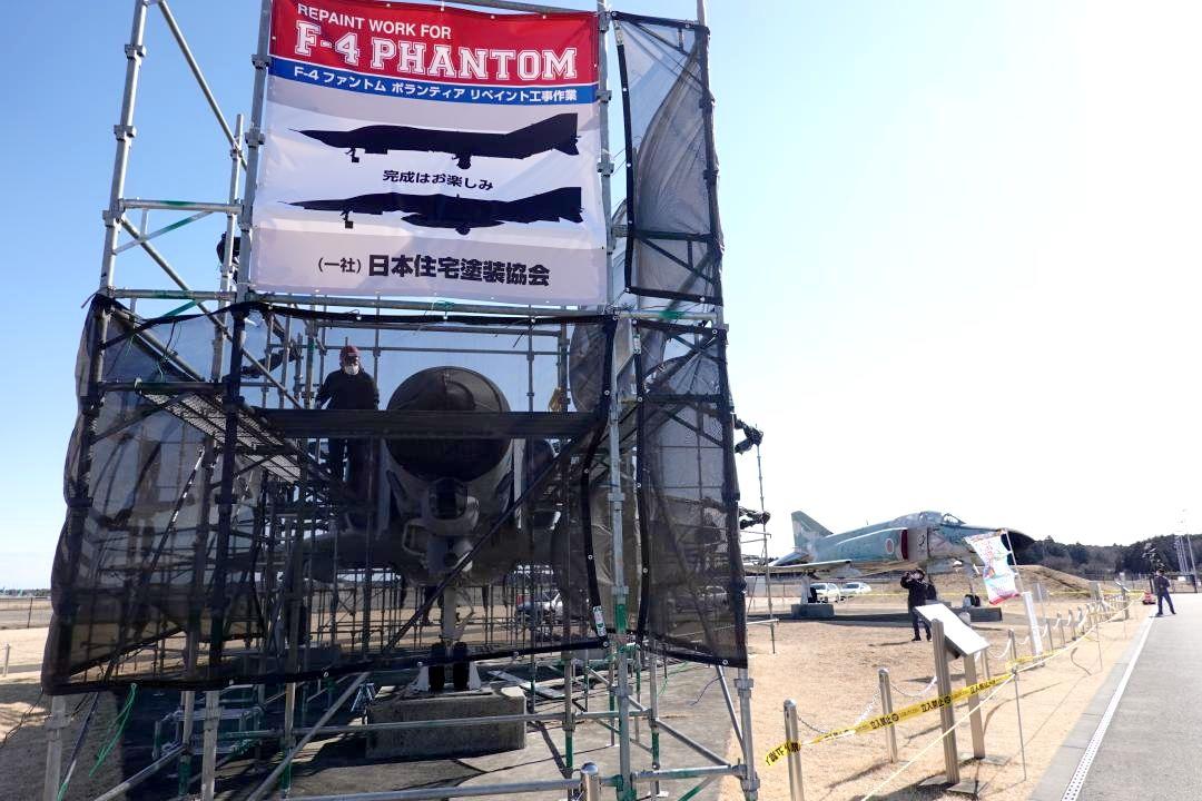 塗装直しが行われている茨城空港公園(航空広場)のF-4ファントム=小美玉市与沢
