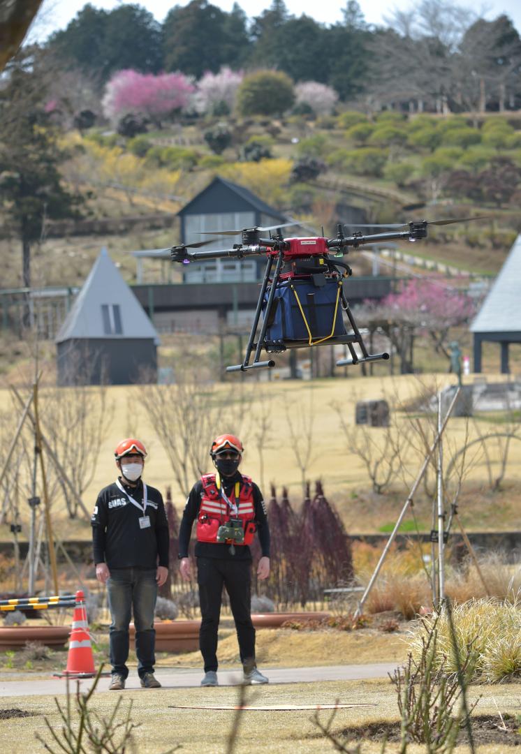 食事を積んで飛び立つドローン=16日午前、石岡市下青柳