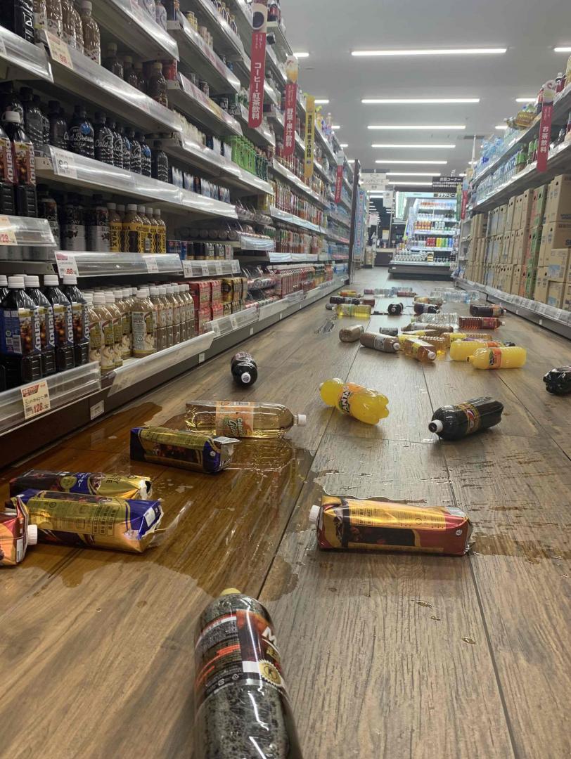 地震の強い揺れでスーパーの棚から落ち散乱する飲料品=16日午後11時56分、水戸市西原