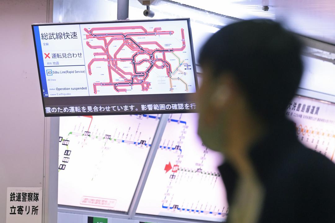 地震の影響でJR各線の運転見合わせを知らせる水戸駅のモニター=17日午前0時33分、水戸市宮町