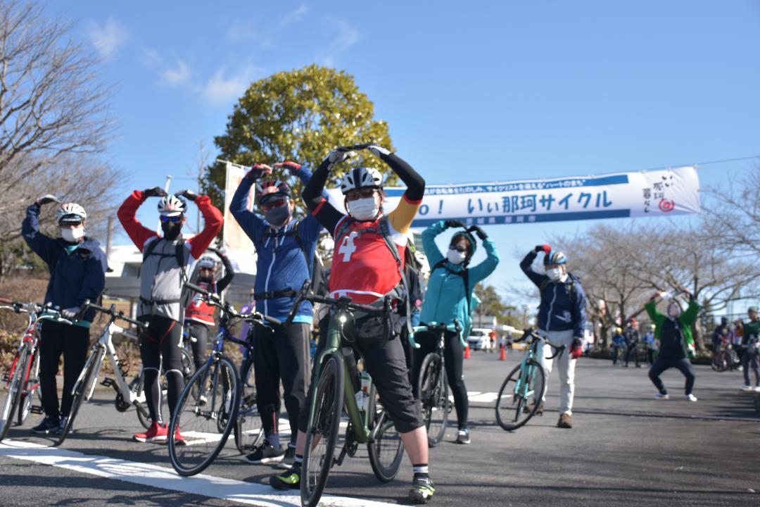 「いぃ那珂サイクルグルメツアー」のスタートを待つ参加者ら=那珂市戸崎
