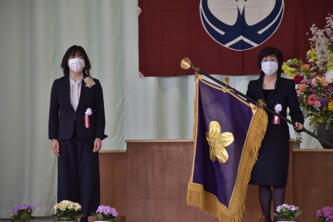 瀬尾栄校長(左)が石川八千代教育長に校旗を返納した=常陸太田市谷河原町