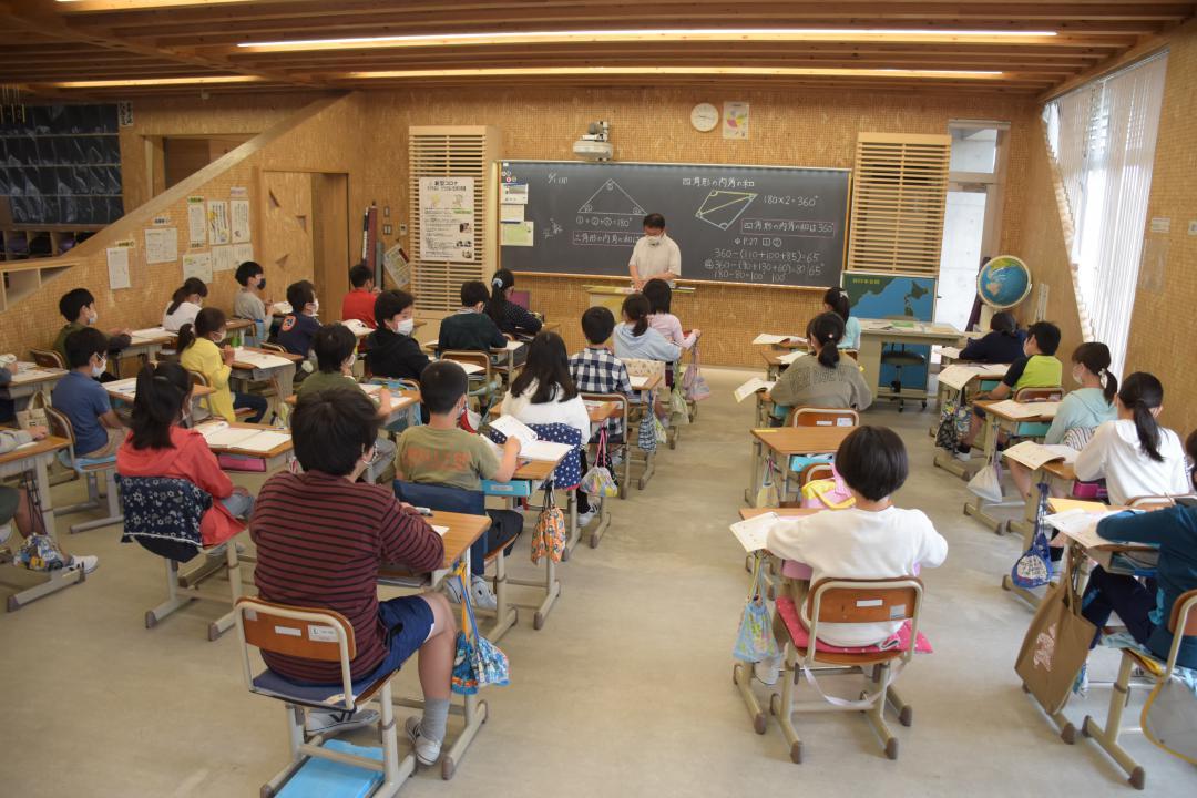 机の間隔を空けて、授業を受ける児童=2020年6月、つくばみらい市陽光台
