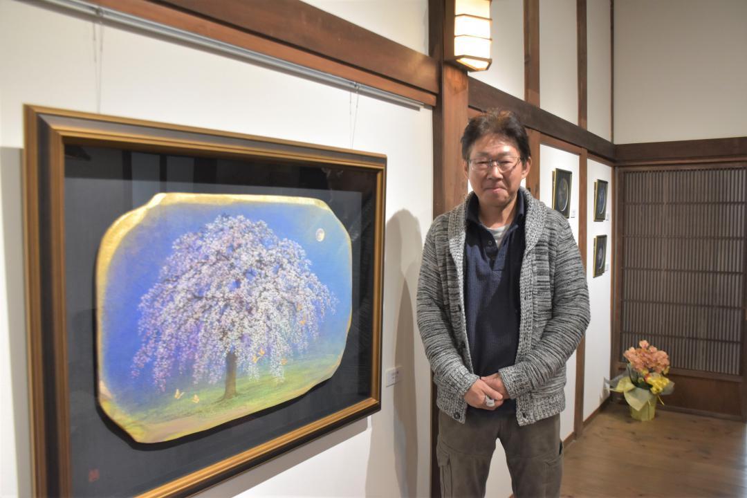 ギャラリー「一乃望」で個展を開いた日本画家の一色直彦さん=牛久市新地町
