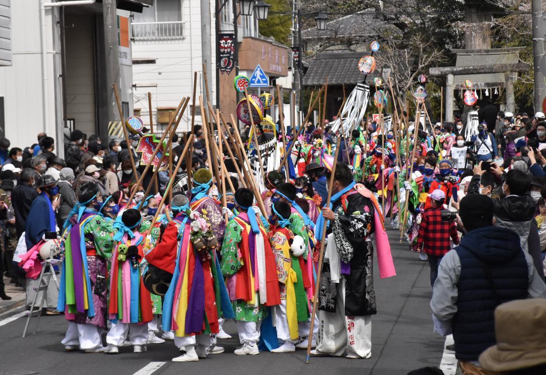 祭頭囃でにぎわう鹿島神宮近くの「仲町通り」=鹿嶋市宮中