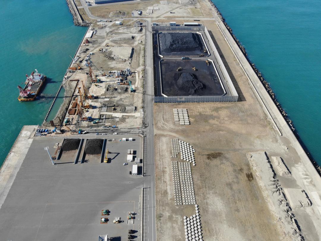 岸壁の整備が進む鹿島港外港公共埠頭=鹿嶋市平井