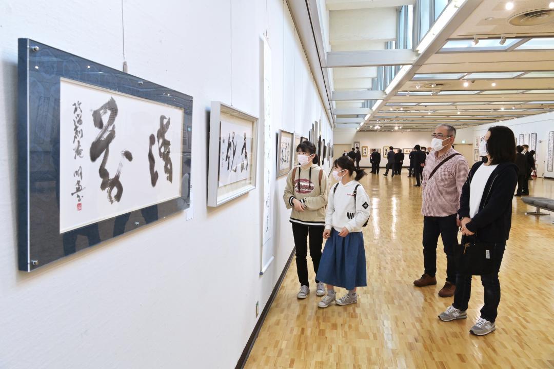 「日本の書展茨城展」の展示作品を鑑賞する来場者=9日午後、水戸市千波町のザ・ヒロサワ・シティ会館