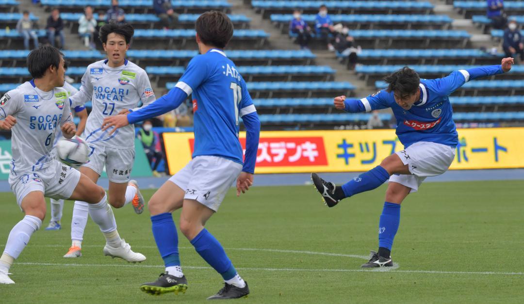 水戸-徳島　後半ロスタイム、同点ゴールを決める水戸・土肥(右)=ケーズデンキスタジアム