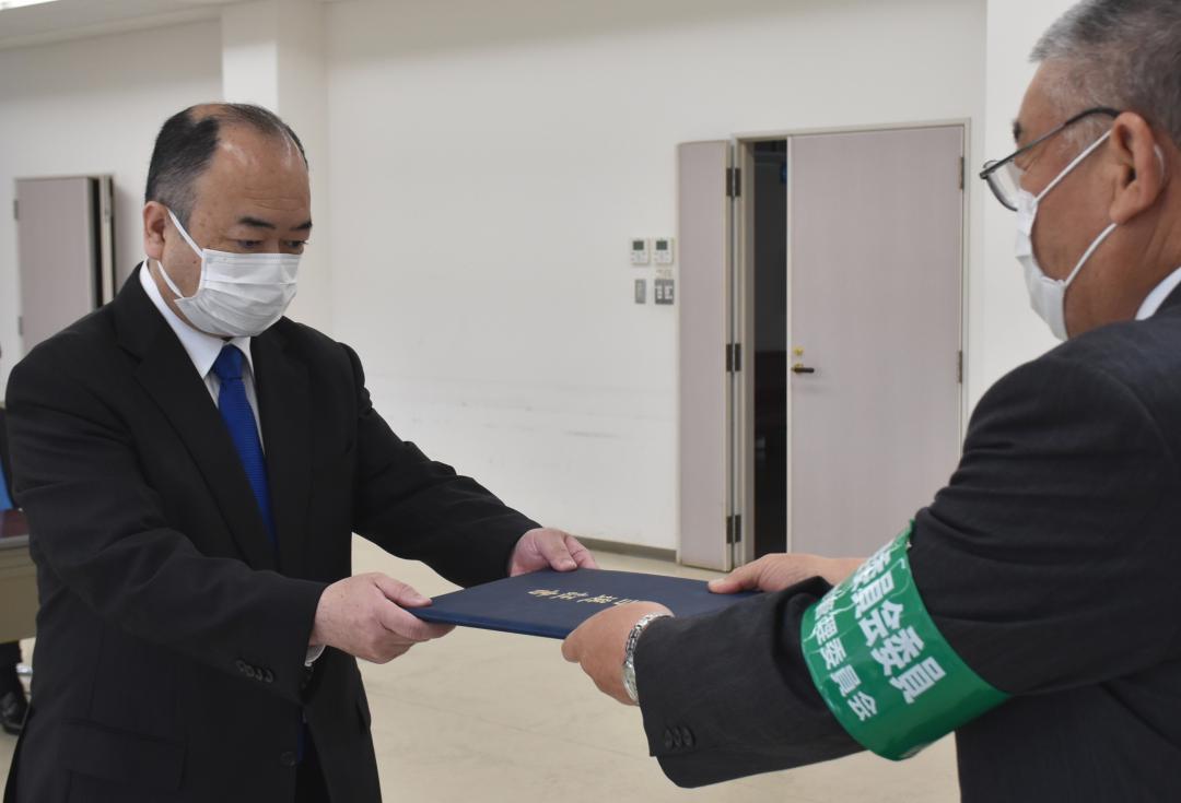 当選証書を受け取る田口伸一氏(左)=鹿嶋市役所