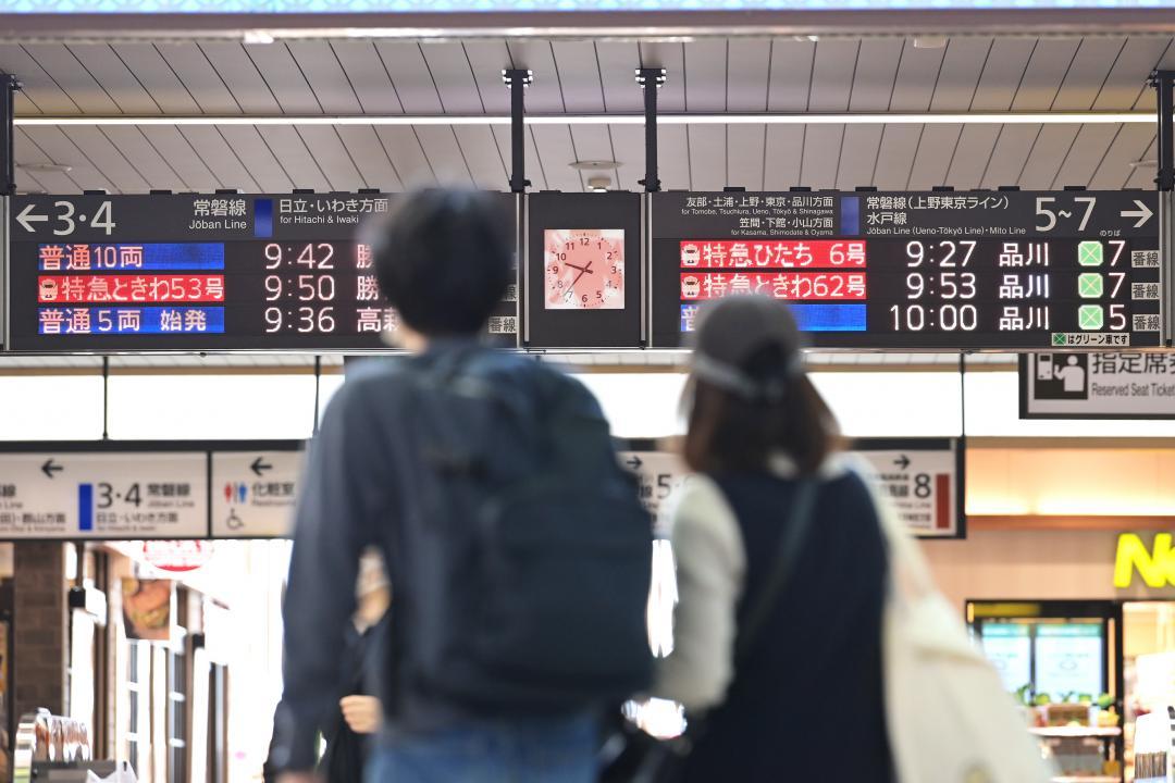 地震の影響でJR常磐線が遅延し、水戸駅の電光掲示板には定刻を過ぎた列車の時刻が表示された＝19日午前9時36分、水戸市宮町