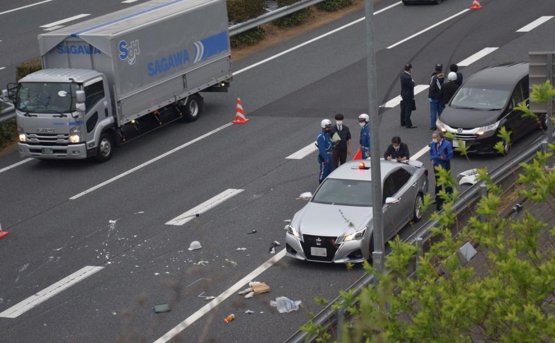 北関東道茨城町JCT付近の事故現場を調べる高速隊員ら＝21日午後5時42分ごろ、茨城町大戸