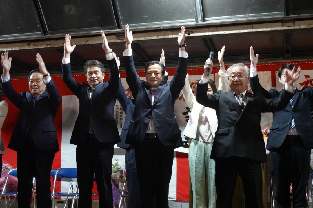 小美玉市長選に初当選し、万歳する島田幸三氏(中央)=24日午後9時、同市部室

