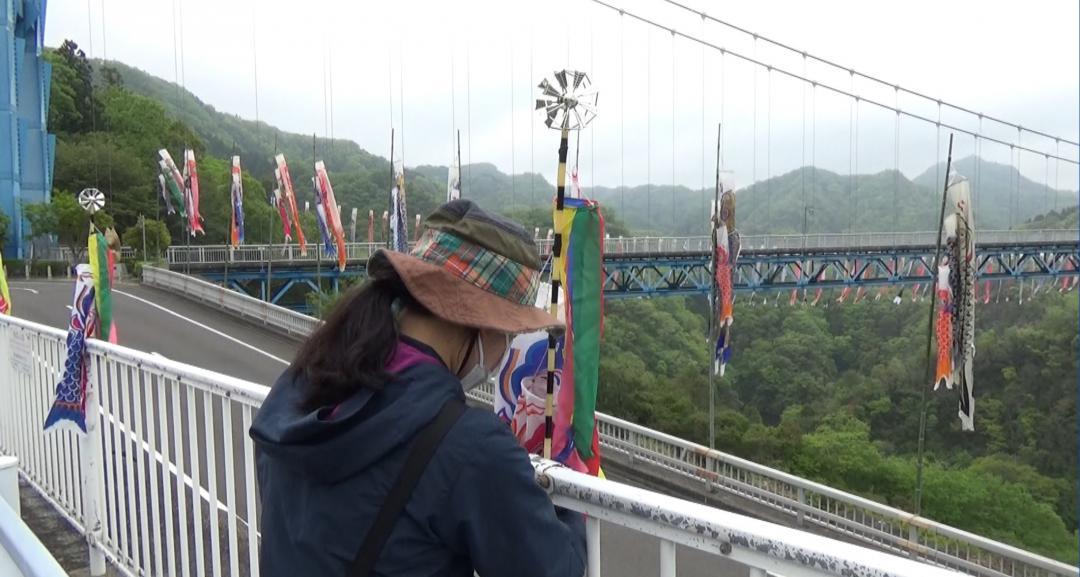 竜神大吊橋周辺でこいのぼりを設置する関係者=常陸太田市天下野町
