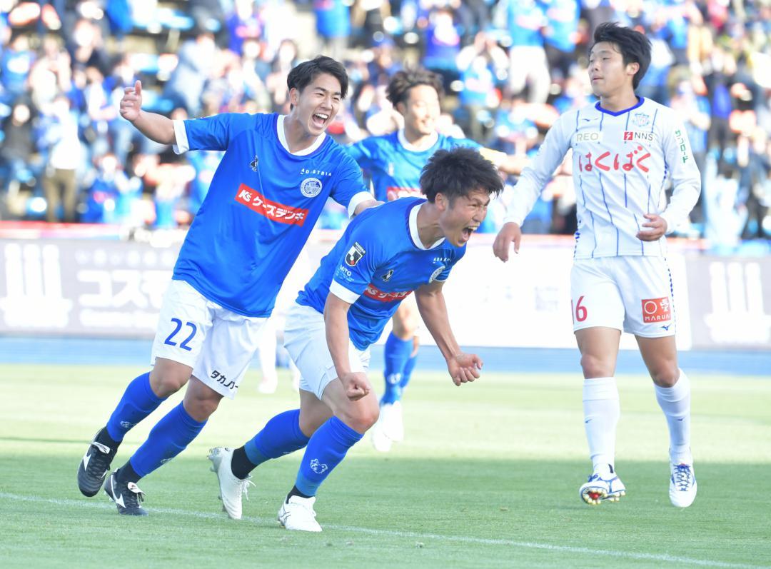 水戸-甲府　前半29分、ゴールを決め雄たけびを上げる水戸・安藤(中央)=ケーズデンキスタジアム水戸