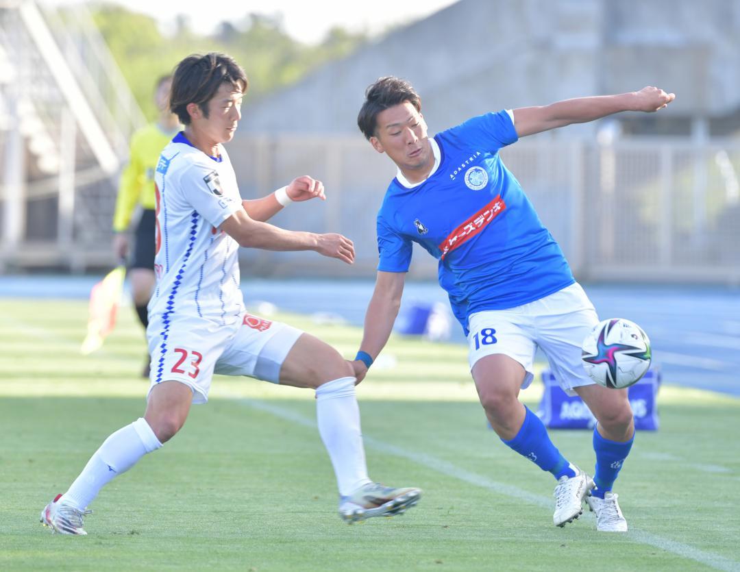 水戸-甲府　前半39分、ボールに詰める水戸・音泉(右)=ケーズデンキスタジアム水戸
