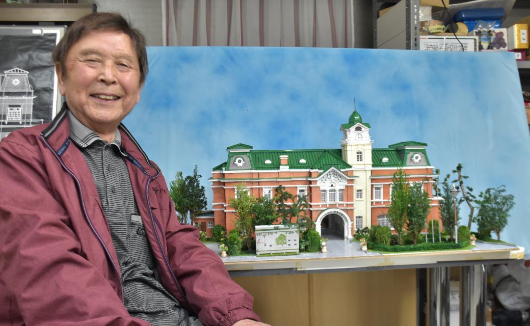 牛久シャトーの模型を制作した加瀬柾夫さん=牛久市中央