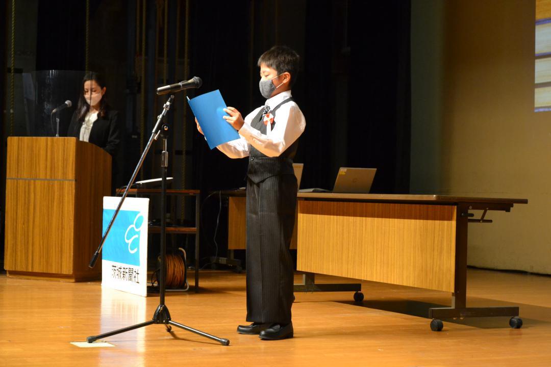 第49回茨城新聞小学生読書感想文コンクールの表彰式で作品を朗読する受賞者=昨年11月
