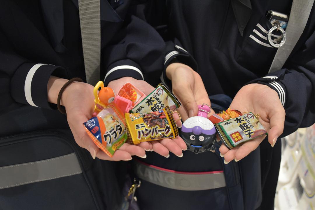 高校生が集めている食品パッケージなどのカプセル玩具=水戸市宮町
