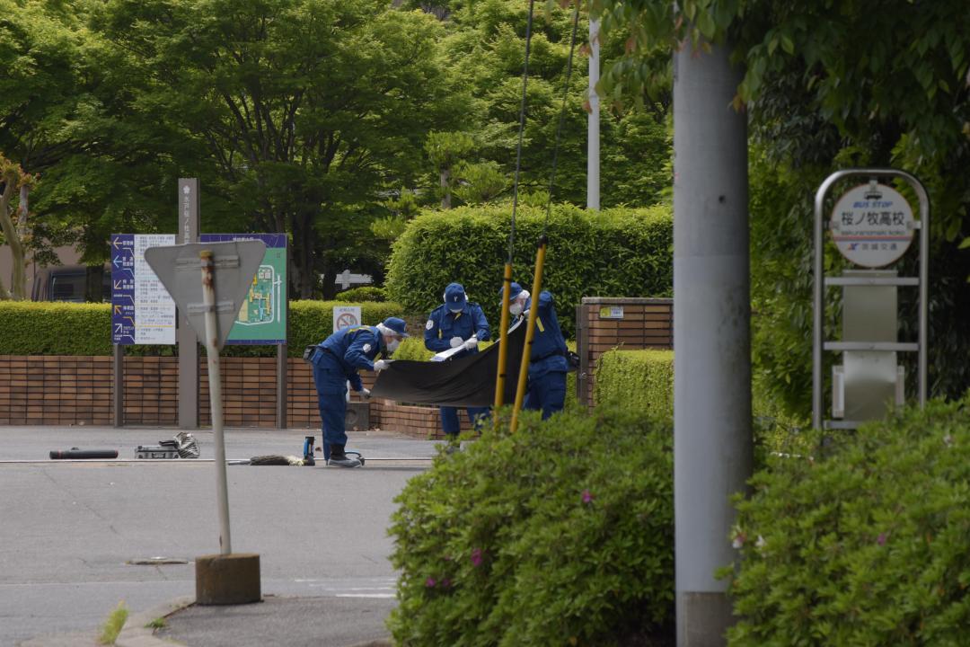 不審物のあった水戸桜ノ牧高の正門付近を調べる捜査員=水戸市小吹町