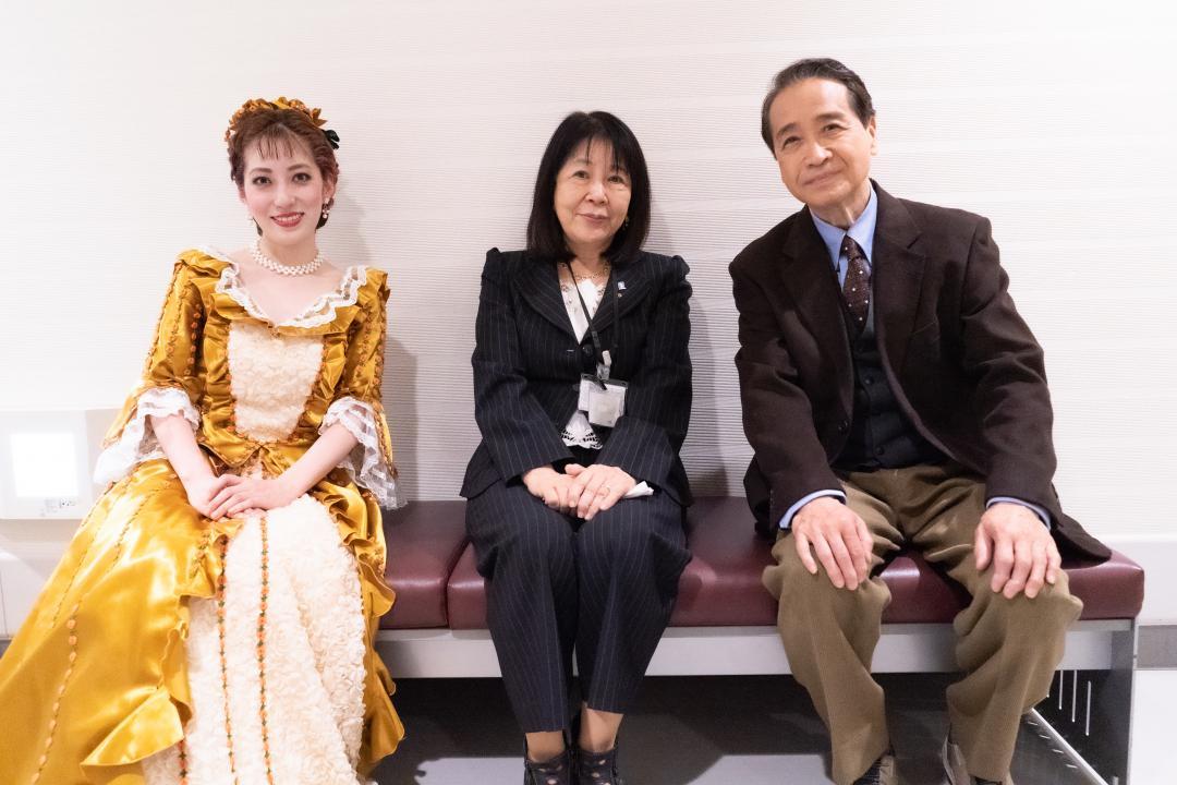 マシュウを熱演した井上高志さん、小池雅代理事長、ルシーラを演じた瀧本真己さん(右から)=東京国際フォーラム
