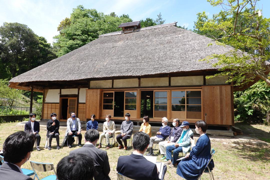 筑波大が石岡市八郷地区に整備したかやぶき家屋の研究拠点で開かれた座談会=同市小屋
