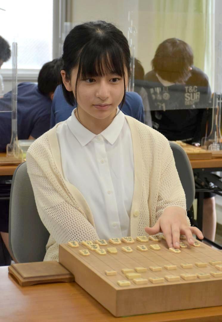 現役最年少の女流棋士となった鎌田美礼さん=千葉県柏市の柏将棋センター
