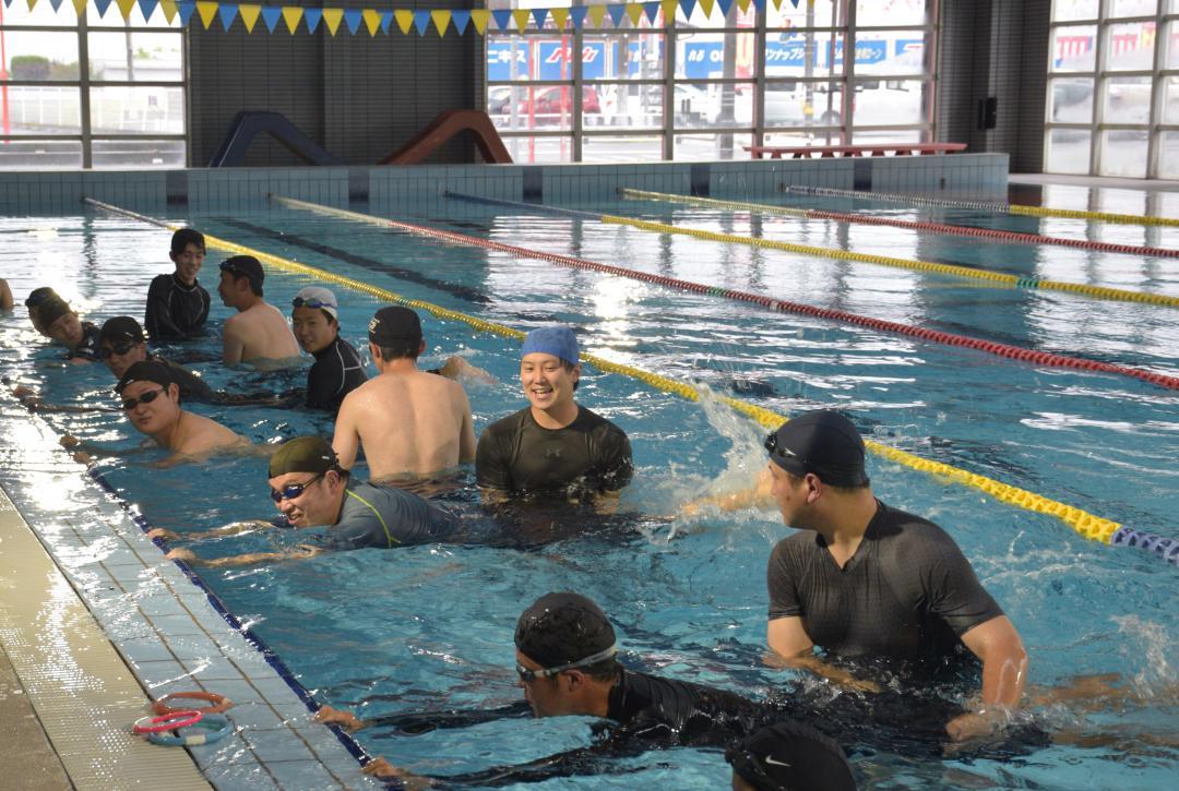 水泳授業に先立ち、小中学校の教員が参加した水泳指導研修会=下妻市田下
