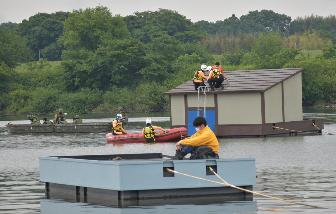 消防、県警、陸上自衛隊によって行われた救出・救護訓練=取手市の利根川