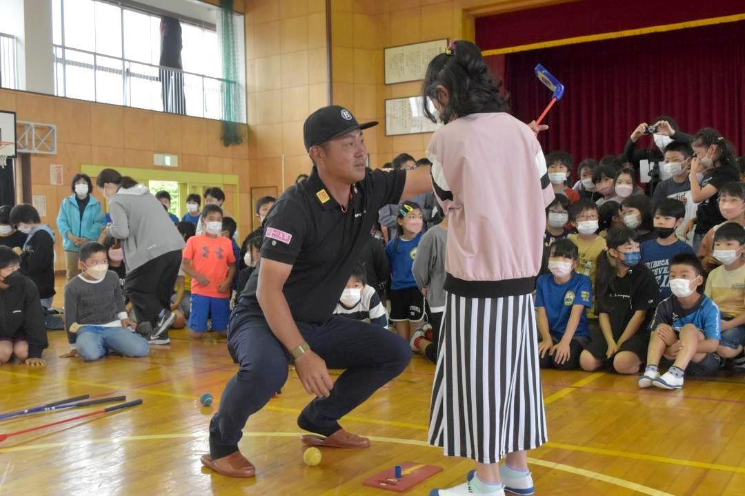 児童にスナッグゴルフの指導をする谷原秀人選手=笠間市湯崎の北川根小
