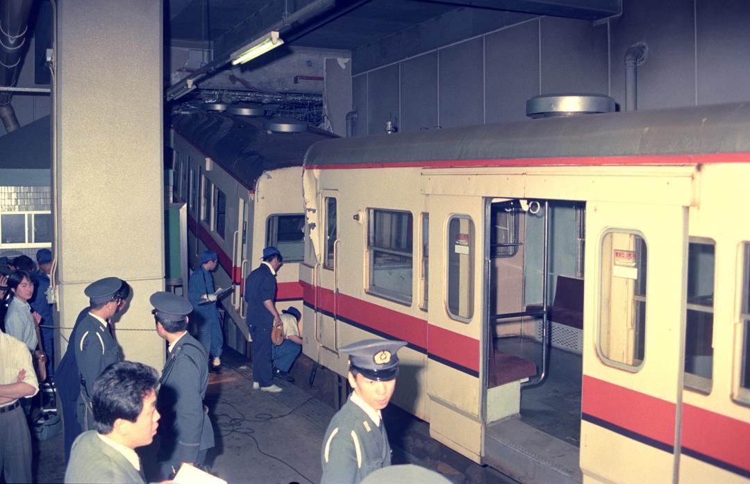 ブレーキが利かず暴走、取手駅駅ビルに激突した関東鉄道常総線の車両=1992年6月2日、同駅
