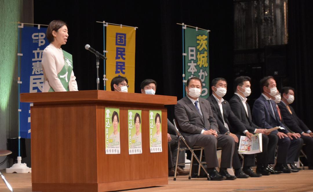 決起集会で立候補への思いを語る堂込麻紀子氏(左)=10日、水戸市内
